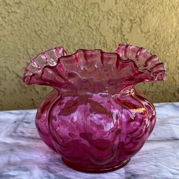 unbranded Other - Vintage Ruffled Edge Melon Pink Vase.